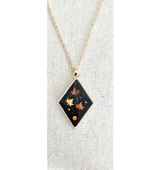 Pendentif  en résine noir glitter et feuilles d’automne orange et dorées