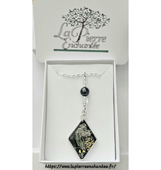 Pendentif en résine forme losange , fleurs blanches et jaunes, Cristal de roche et Hématite