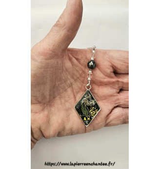 Pendentif en résine forme losange , fleurs blanches et jaunes, Cristal de roche et Hématite