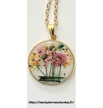 Pendentif en résine et fleurs multicolores , douceur champêtre .