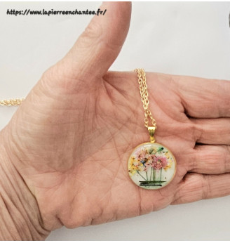 Pendentif en résine et fleurs multicolores , douceur champêtre .