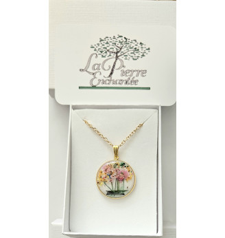 Pendentif en résine et fleurs multicolores , douceur champêtre .