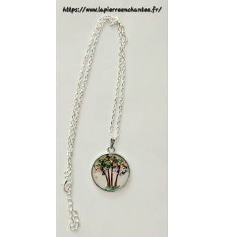 Pendentif en résine , poétique en fleurs séchées multicolores .