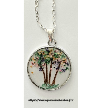 Pendentif en résine , poétique en fleurs séchées multicolores .