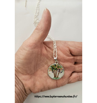 Pendentif en résine , poétique en fleurs séchées multicolores .