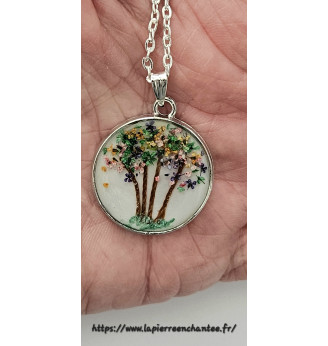 Pendentif en résine , poétique en fleurs séchées multicolores .