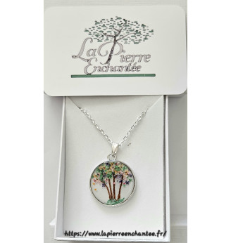 Pendentif en résine , poétique en fleurs séchées multicolores .