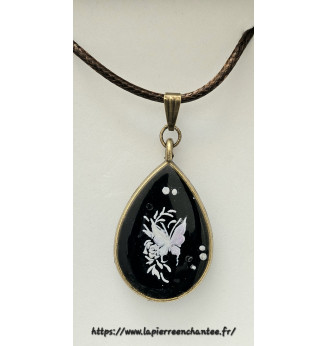 Pendentif en résine avec Papillon blanc et rose sur fond noir , forme goutte.