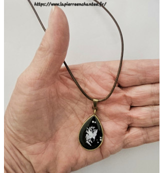 Pendentif en résine avec Papillon blanc et rose sur fond noir , forme goutte.