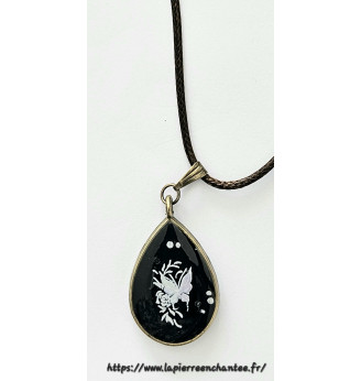 Pendentif en résine avec Papillon blanc et rose sur fond noir , forme goutte.