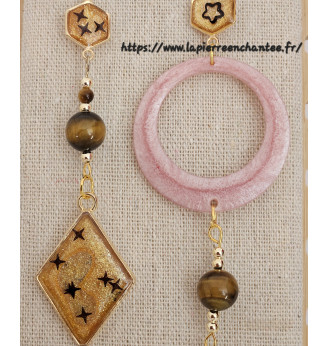 Boucles d’oreilles asymétriques “Éclat d’Harmonie” – Résine dorée et rose poudré, Œil de Tigre , Quartz Rose .