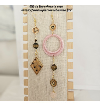 Boucles d’oreilles asymétriques “Éclat d’Harmonie” – Résine dorée et rose poudré, Œil de Tigre , Quartz Rose .