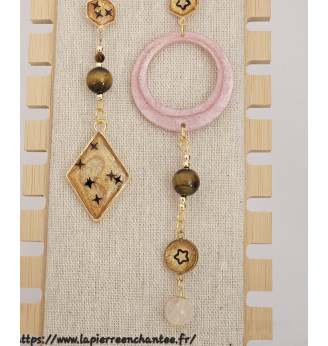 Boucles d’oreilles asymétriques “Éclat d’Harmonie” – Résine dorée et rose poudré, Œil de Tigre , Quartz Rose .
