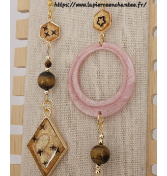 Boucles d’oreilles asymétriques “Éclat d’Harmonie” – Résine dorée et rose poudré, Œil de Tigre , Quartz Rose .