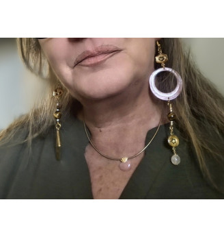 Boucles d’oreilles asymétriques “Éclat d’Harmonie” – Résine dorée et rose poudré, Œil de Tigre , Quartz Rose .