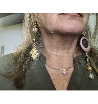 Boucles d’oreilles asymétriques “Éclat d’Harmonie” – Résine dorée et rose poudré, Œil de Tigre , Quartz Rose .