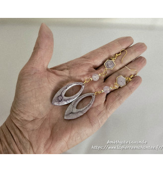 Boucles d’oreilles “Éclat Lavande” – Résine dorée et Améthyste du Brésil.
