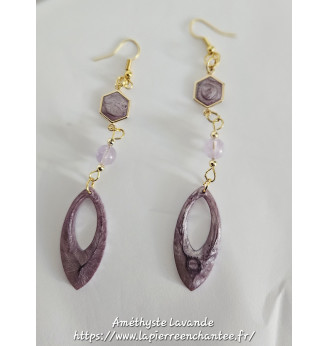 Boucles d’oreilles “Éclat Lavande” – Résine dorée et Améthyste du Brésil.