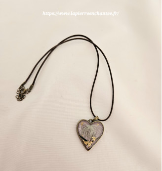 Pendentif Cœur en Résine – Fleurs Séchées et Reflets Irisés