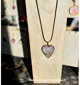 Pendentif Cœur en Résine – Fleurs Séchées et Reflets Irisés