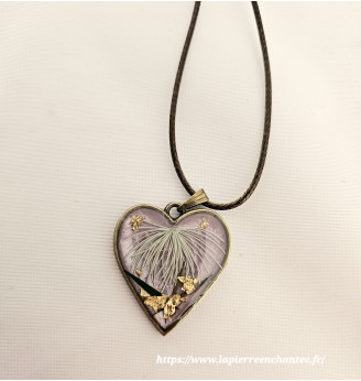 Pendentif Cœur en Résine – Fleurs Séchées et Reflets Irisés