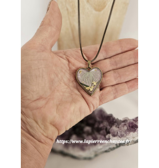 Pendentif Cœur en Résine – Fleurs Séchées et Reflets Irisés