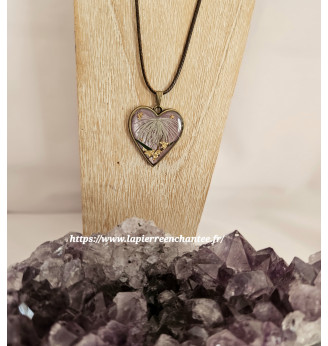 Pendentif Cœur en Résine – Fleurs Séchées et Reflets Irisés
