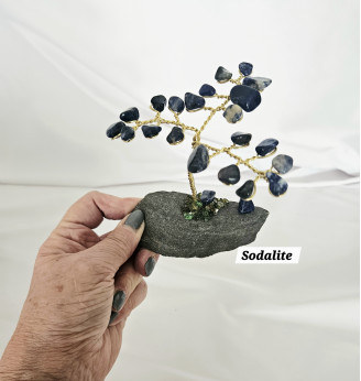 Arbre de Vie Miniature en Sodalite sur galet naturel.