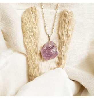 Pendentif en Améthyste brute – Pierre de sérénité et de protection