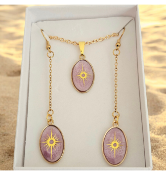 Ensemble Étoile Céleste – Pendentif ovale doré et boucles d’oreilles longues en résine mauve rosé