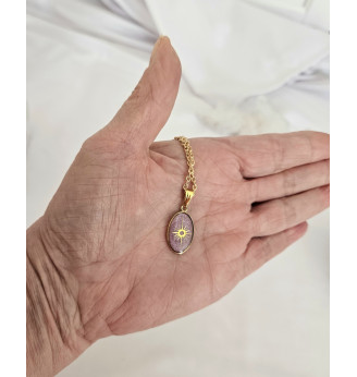 Ensemble Étoile Céleste – Pendentif ovale doré et boucles d’oreilles longues en résine mauve rosé