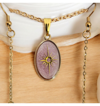 Ensemble Étoile Céleste – Pendentif ovale doré et boucles d’oreilles longues en résine mauve rosé