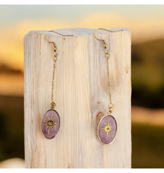 Ensemble Étoile Céleste – Pendentif ovale doré et boucles d’oreilles longues en résine mauve rosé