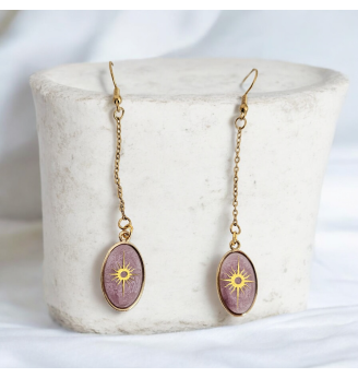 Ensemble Étoile Céleste – Pendentif ovale doré et boucles d’oreilles longues en résine mauve rosé