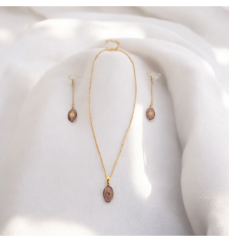 Ensemble Étoile Céleste – Pendentif ovale doré et boucles d’oreilles longues en résine mauve rosé