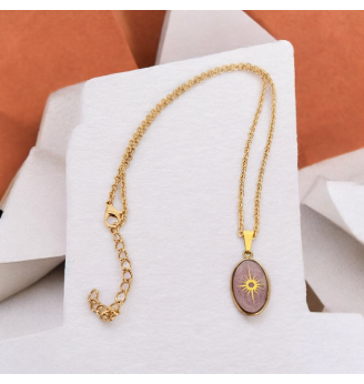 Ensemble Étoile Céleste – Pendentif ovale doré et boucles d’oreilles longues en résine mauve rosé
