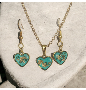 Ensemble en résine verte , pendentif et boucles d’oreilles – Médaillons petits cœurs en résine verte façon vitrail.