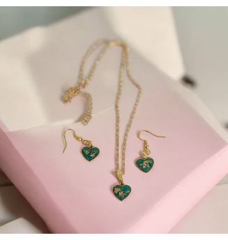 Ensemble en résine verte , pendentif et boucles d’oreilles – Médaillons petits cœurs en résine verte façon vitrail.