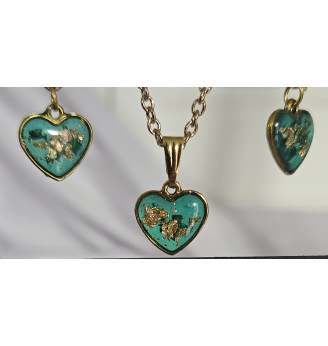 Ensemble en résine verte , pendentif et boucles d’oreilles – Médaillons petits cœurs en résine verte façon vitrail.