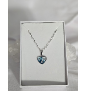 Pendentif en résine vitrail , cœur bleu gris et feuille d’argent – Chaîne argentée incluse