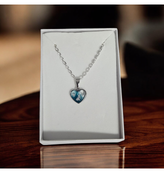 Pendentif en résine vitrail , cœur bleu gris et feuille d’argent – Chaîne argentée incluse