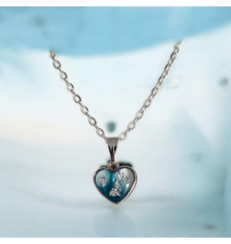Pendentif en résine vitrail , cœur bleu gris et feuille d’argent – Chaîne argentée incluse