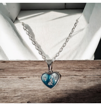 Pendentif en résine vitrail , cœur bleu gris et feuille d’argent – Chaîne argentée incluse