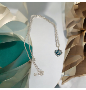 Pendentif en résine vitrail , cœur bleu gris et feuille d’argent – Chaîne argentée incluse