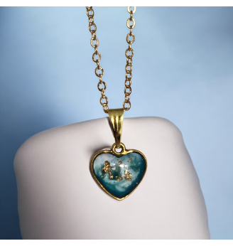 Pendentif en résine vitrail , coeur turquoise – Finitions dorées avec chaîne assortie .
