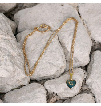 Pendentif en résine vitrail , coeur turquoise – Finitions dorées avec chaîne assortie .