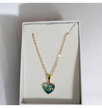 Pendentif en résine vitrail , coeur turquoise – Finitions dorées avec chaîne assortie .