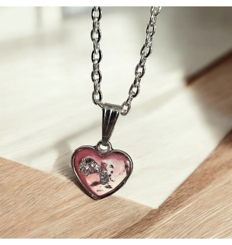 Pendentif  en Résine Vitrail , cœur Vieux Rose – Feuilles d’Argent, Finitions et Chaîne Argentées