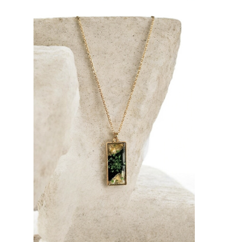 Pendentif en résine noire et dorée , fleur séchée naturelle verte .