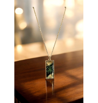 Pendentif en résine noire et dorée , fleur séchée naturelle verte .